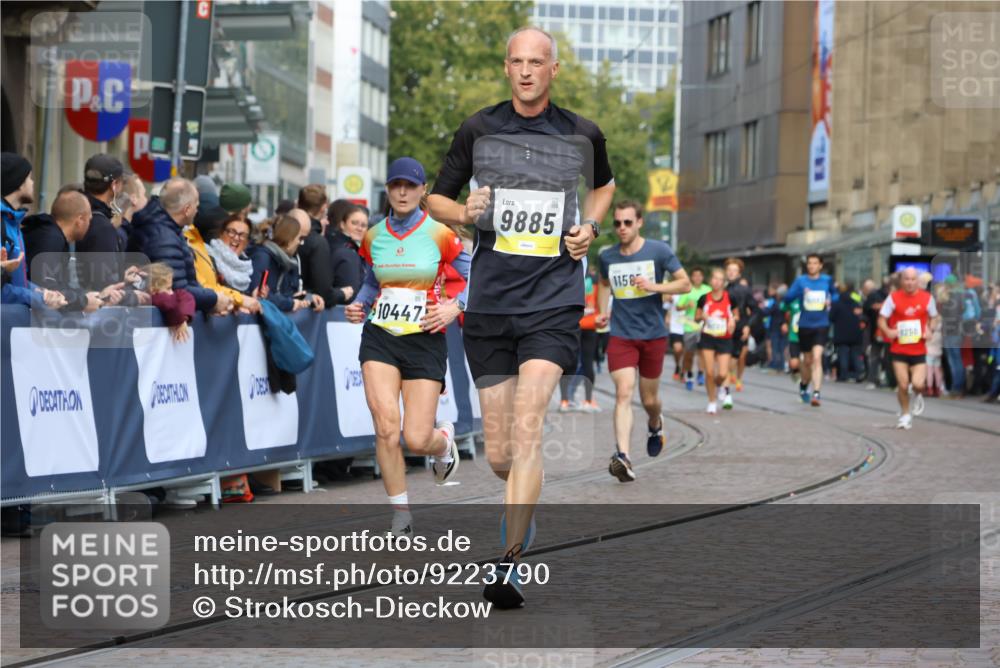 05.10.2025 - 20. swb-Marathon Bremen Strokosch-Dieckow http://msf.ph/oto/9223790 05.10.2025 10:45:22 Ziel 9396, 9885, 9963, 10447, 10634, 11346, 11403, 11585 meine-sportfotos.de