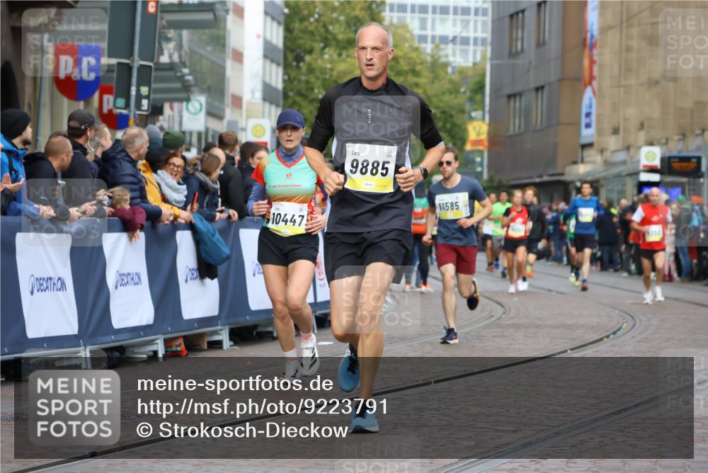 05.10.2025 - 20. swb-Marathon Bremen Strokosch-Dieckow http://msf.ph/oto/9223791 05.10.2025 10:45:23 Ziel 9396, 9885, 10447, 10634, 11346, 11403, 11585 meine-sportfotos.de