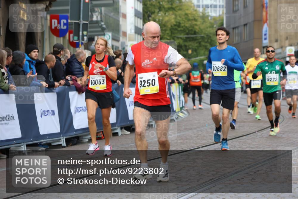 05.10.2025 - 20. swb-Marathon Bremen Strokosch-Dieckow http://msf.ph/oto/9223802 05.10.2025 10:45:34 Ziel 8000, 9200, 9222, 9250, 9709, 10053, 10639, 10682, 11678, 11745 meine-sportfotos.de
