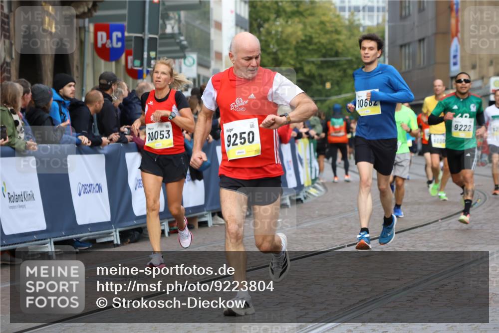 05.10.2025 - 20. swb-Marathon Bremen Strokosch-Dieckow http://msf.ph/oto/9223804 05.10.2025 10:45:34 Ziel 8000, 9200, 9222, 9250, 9709, 10053, 10639, 10682, 11678, 11745 meine-sportfotos.de