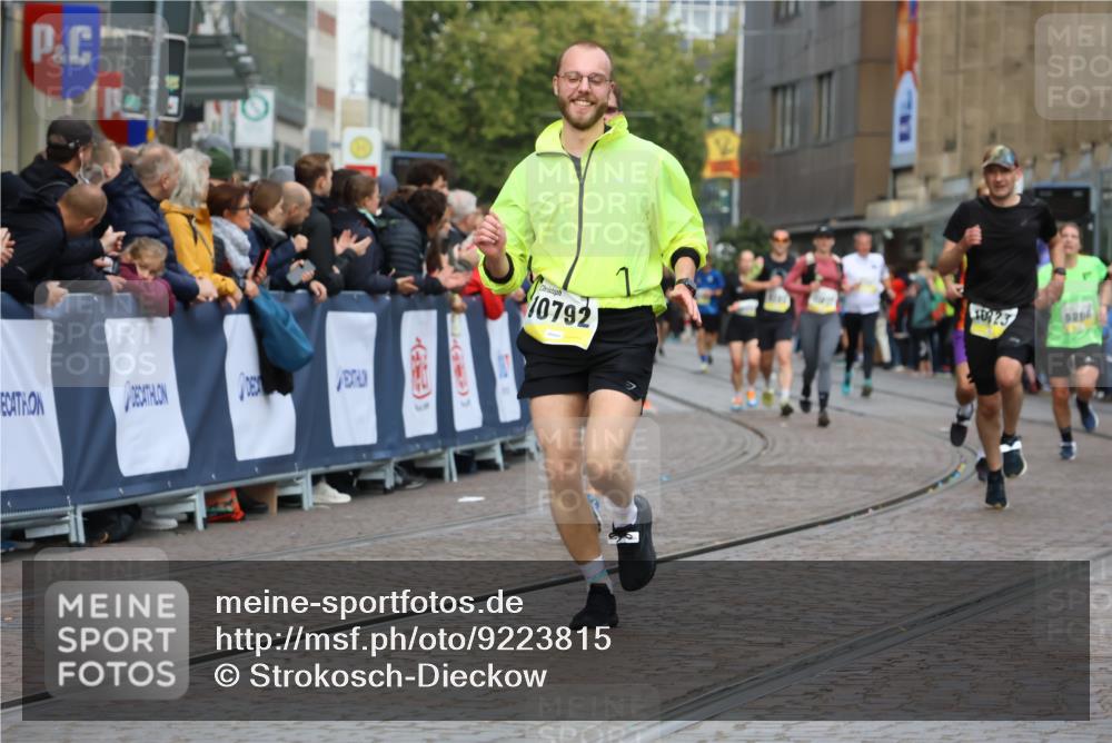 05.10.2025 - 20. swb-Marathon Bremen Strokosch-Dieckow http://msf.ph/oto/9223815 05.10.2025 10:45:42 Ziel 28, 8000, 9200, 9222, 9709, 9960, 10350, 10639, 10792, 10823, 11678, 11745 meine-sportfotos.de