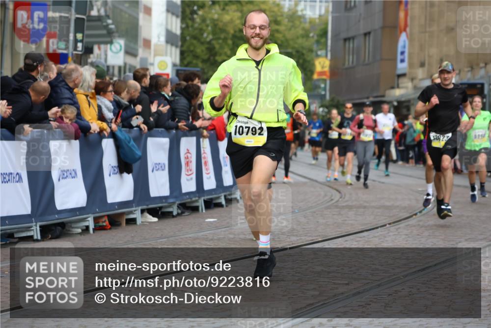 05.10.2025 - 20. swb-Marathon Bremen Strokosch-Dieckow http://msf.ph/oto/9223816 05.10.2025 10:45:43 Ziel 28, 8000, 9200, 9709, 9960, 10350, 10639, 10792, 10823, 11678, 11745 meine-sportfotos.de
