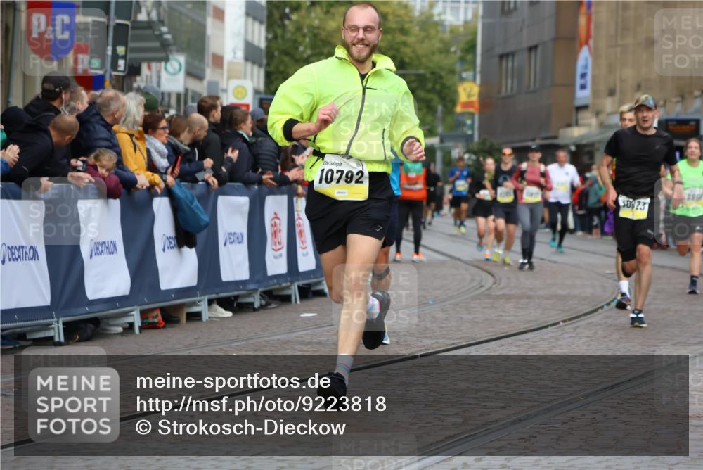 05.10.2025 - 20. swb-Marathon Bremen Strokosch-Dieckow http://msf.ph/oto/9223818 05.10.2025 10:45:43 Ziel 28, 8000, 9200, 9709, 9960, 10350, 10639, 10792, 10823, 11678, 11745 meine-sportfotos.de