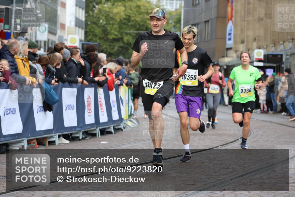 05.10.2025 - 20. swb-Marathon Bremen Strokosch-Dieckow http://msf.ph/oto/9223820 05.10.2025 10:45:45 Ziel 28, 9285, 9709, 9960, 10350, 10639, 10792, 10823 meine-sportfotos.de