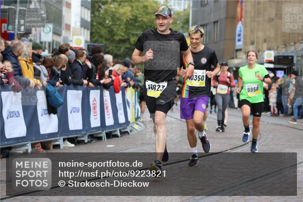 05.10.2025 - 20. swb-Marathon Bremen Strokosch-Dieckow http://msf.ph/oto/9223821 05.10.2025 10:45:45 Ziel 28, 9285, 9709, 9960, 10350, 10639, 10792, 10823 meine-sportfotos.de