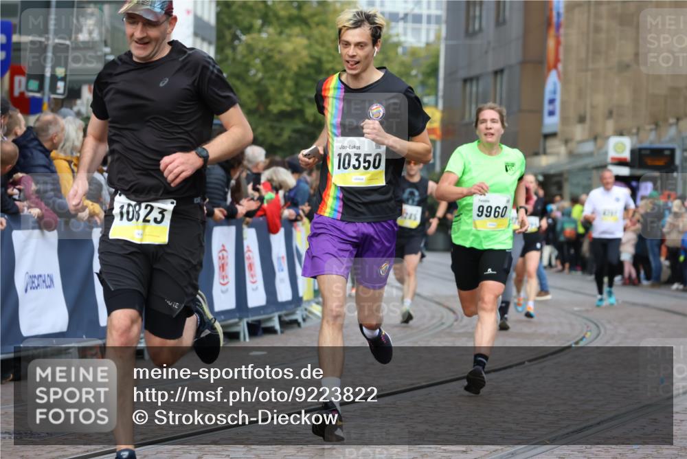 05.10.2025 - 20. swb-Marathon Bremen Strokosch-Dieckow http://msf.ph/oto/9223822 05.10.2025 10:45:47 Ziel 28, 9285, 9960, 10350, 10773, 10823 meine-sportfotos.de