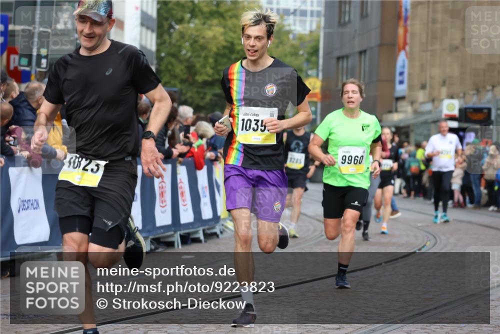 05.10.2025 - 20. swb-Marathon Bremen Strokosch-Dieckow http://msf.ph/oto/9223823 05.10.2025 10:45:47 Ziel 28, 9285, 9960, 10350, 10773, 10823 meine-sportfotos.de