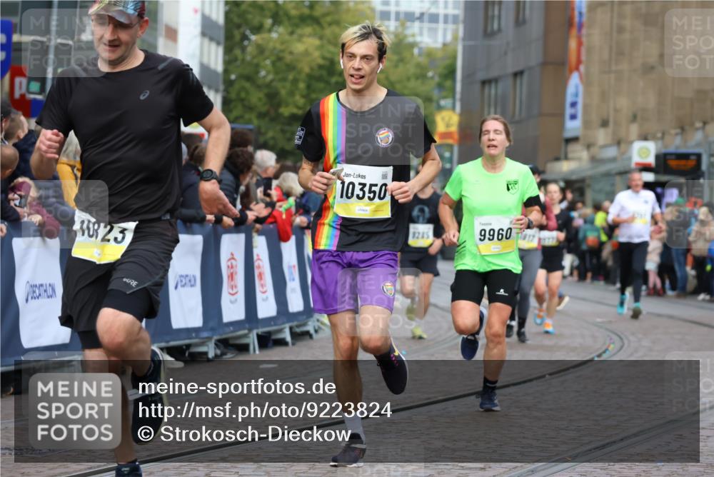 05.10.2025 - 20. swb-Marathon Bremen Strokosch-Dieckow http://msf.ph/oto/9223824 05.10.2025 10:45:47 Ziel 28, 9285, 9960, 10350, 10773, 10823 meine-sportfotos.de