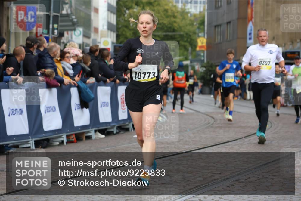 05.10.2025 - 20. swb-Marathon Bremen Strokosch-Dieckow http://msf.ph/oto/9223833 05.10.2025 10:45:55 Ziel 9285, 9397, 9500, 9876, 10090, 10773, 11513, 11617 meine-sportfotos.de