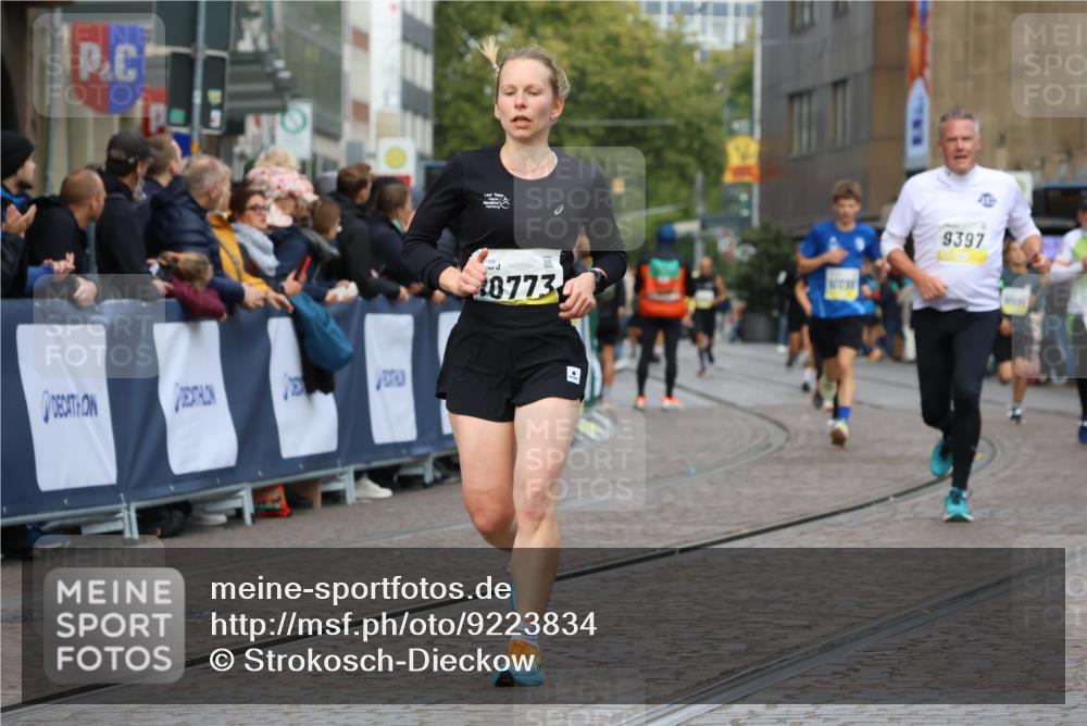 05.10.2025 - 20. swb-Marathon Bremen Strokosch-Dieckow http://msf.ph/oto/9223834 05.10.2025 10:45:55 Ziel 9285, 9397, 9500, 9876, 10090, 10773, 11513, 11617 meine-sportfotos.de