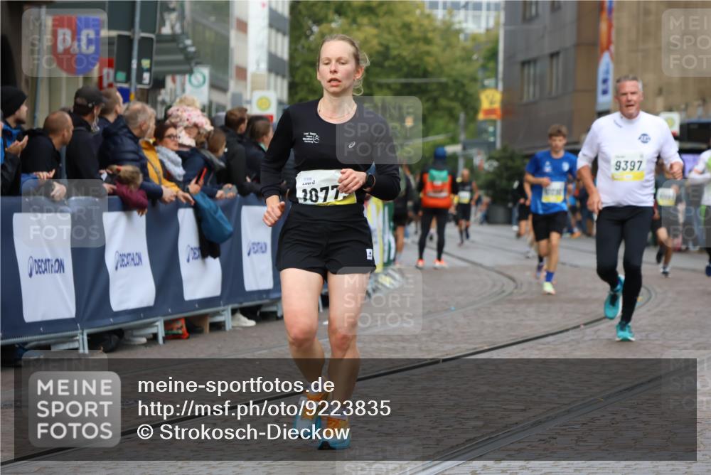05.10.2025 - 20. swb-Marathon Bremen Strokosch-Dieckow http://msf.ph/oto/9223835 05.10.2025 10:45:55 Ziel 9285, 9397, 9500, 9876, 10090, 10773, 11513, 11617 meine-sportfotos.de