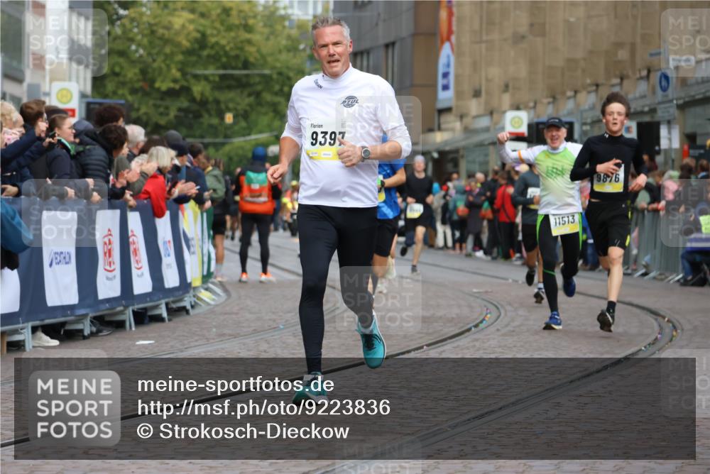 05.10.2025 - 20. swb-Marathon Bremen Strokosch-Dieckow http://msf.ph/oto/9223836 05.10.2025 10:45:57 Ziel 9397, 9500, 9876, 10090, 10688, 10773, 11074, 11513, 11617 meine-sportfotos.de