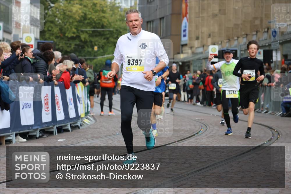 05.10.2025 - 20. swb-Marathon Bremen Strokosch-Dieckow http://msf.ph/oto/9223837 05.10.2025 10:45:57 Ziel 9397, 9500, 9876, 10090, 10688, 10773, 11074, 11513, 11617 meine-sportfotos.de