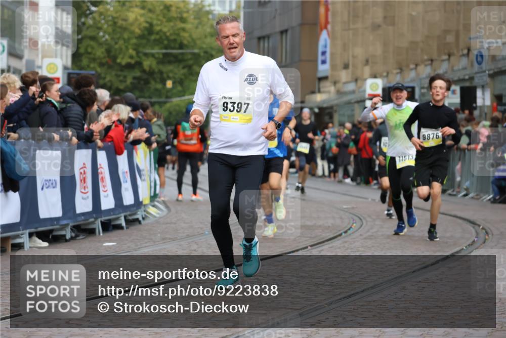 05.10.2025 - 20. swb-Marathon Bremen Strokosch-Dieckow http://msf.ph/oto/9223838 05.10.2025 10:45:57 Ziel 9397, 9500, 9876, 10090, 10688, 10773, 11074, 11513, 11617 meine-sportfotos.de