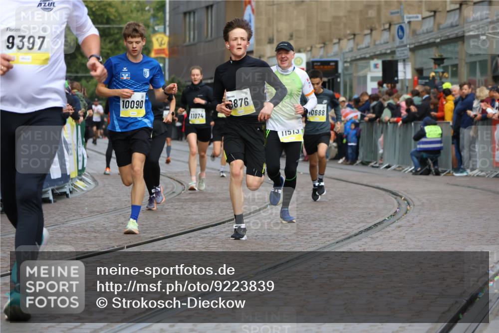 05.10.2025 - 20. swb-Marathon Bremen Strokosch-Dieckow http://msf.ph/oto/9223839 05.10.2025 10:45:58 Ziel 9397, 9500, 9876, 10090, 10688, 10773, 11074, 11513, 11617 meine-sportfotos.de