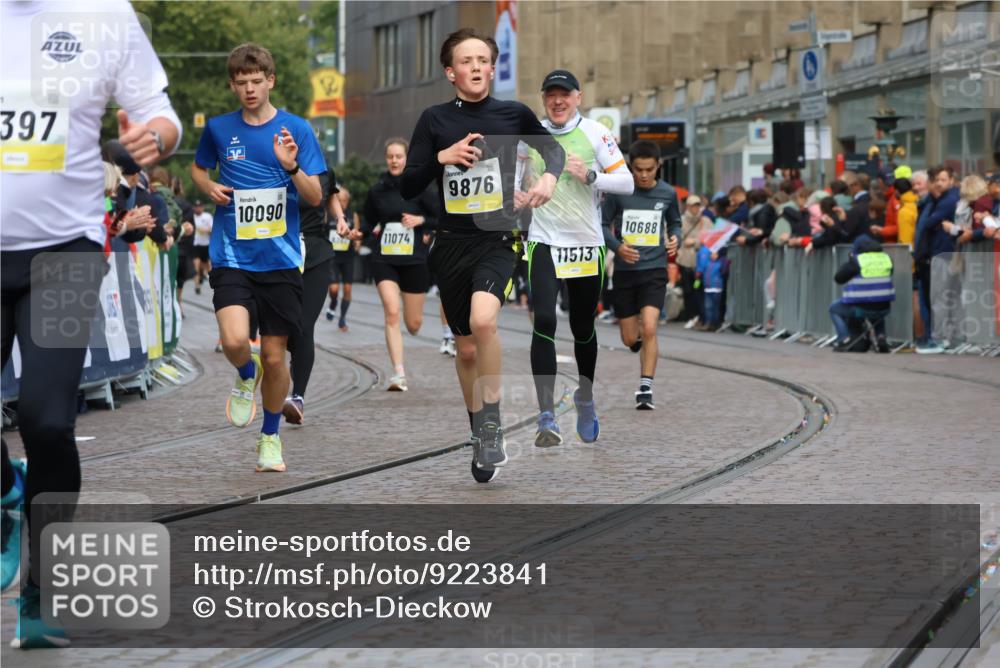 05.10.2025 - 20. swb-Marathon Bremen Strokosch-Dieckow http://msf.ph/oto/9223841 05.10.2025 10:45:58 Ziel 9397, 9500, 9876, 10090, 10688, 10773, 11074, 11513, 11617 meine-sportfotos.de