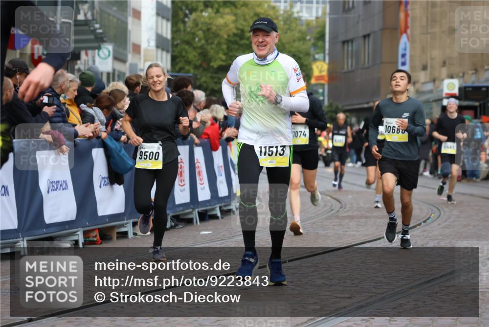 05.10.2025 - 20. swb-Marathon Bremen Strokosch-Dieckow http://msf.ph/oto/9223843 05.10.2025 10:46:01 Ziel 9397, 9500, 9876, 10090, 10688, 10858, 11074, 11513 meine-sportfotos.de