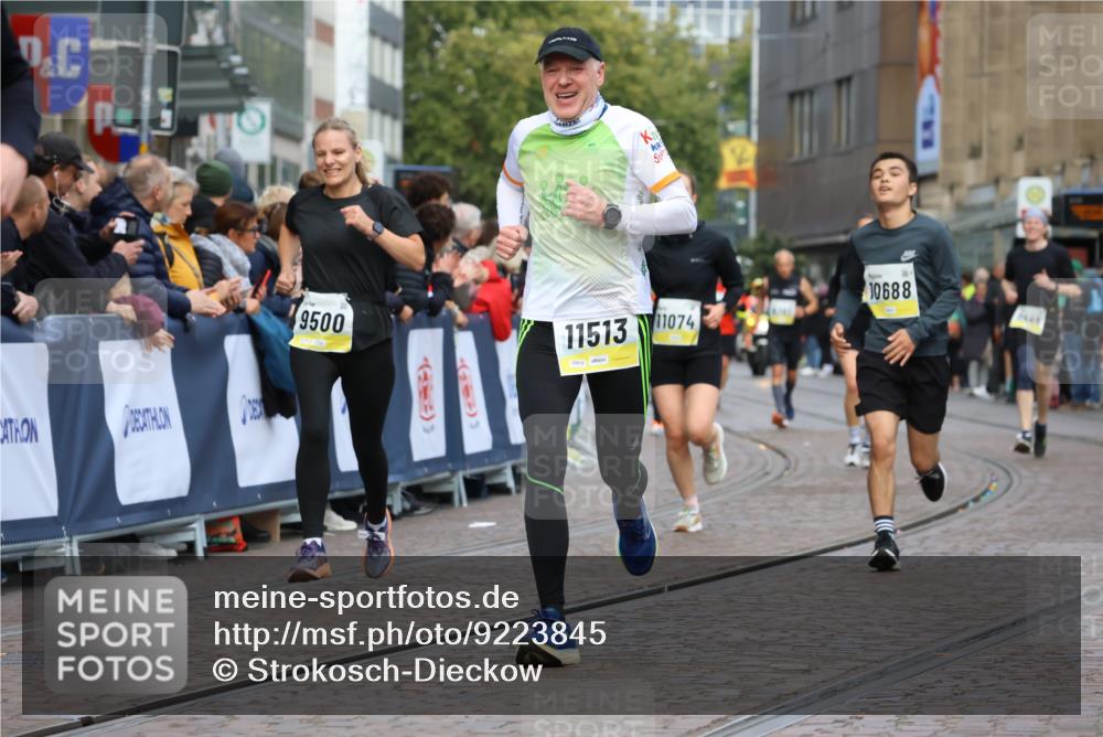 05.10.2025 - 20. swb-Marathon Bremen Strokosch-Dieckow http://msf.ph/oto/9223845 05.10.2025 10:46:01 Ziel 9397, 9500, 9876, 10090, 10688, 10858, 11074, 11513 meine-sportfotos.de
