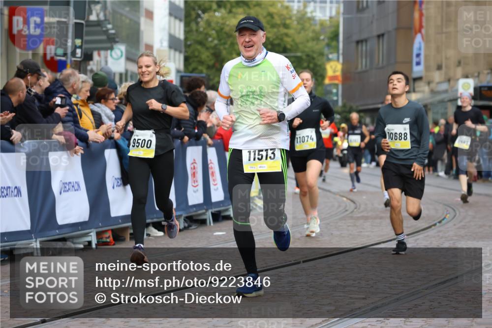 05.10.2025 - 20. swb-Marathon Bremen Strokosch-Dieckow http://msf.ph/oto/9223846 05.10.2025 10:46:01 Ziel 9397, 9500, 9876, 10090, 10688, 10858, 11074, 11513 meine-sportfotos.de