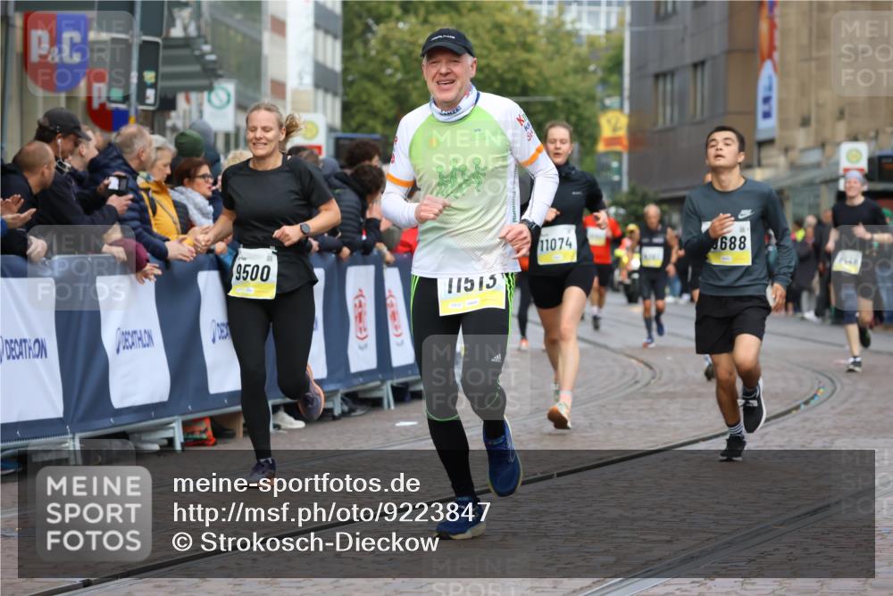 05.10.2025 - 20. swb-Marathon Bremen Strokosch-Dieckow http://msf.ph/oto/9223847 05.10.2025 10:46:01 Ziel 9397, 9500, 9876, 10090, 10688, 10858, 11074, 11513 meine-sportfotos.de