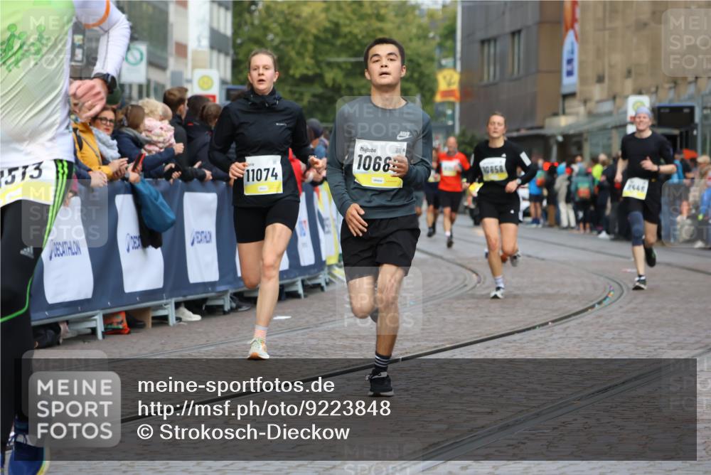 05.10.2025 - 20. swb-Marathon Bremen Strokosch-Dieckow http://msf.ph/oto/9223848 05.10.2025 10:46:03 Ziel 9500, 10090, 10688, 10858, 11074, 11446, 11513 meine-sportfotos.de