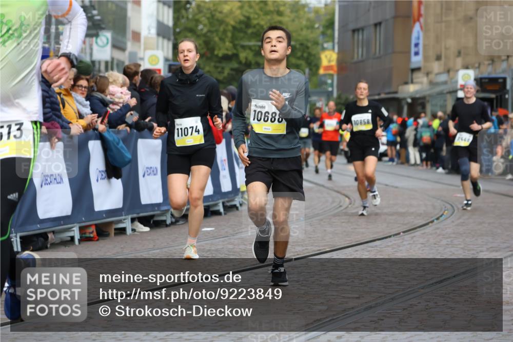 05.10.2025 - 20. swb-Marathon Bremen Strokosch-Dieckow http://msf.ph/oto/9223849 05.10.2025 10:46:03 Ziel 9500, 10090, 10688, 10858, 11074, 11446, 11513 meine-sportfotos.de