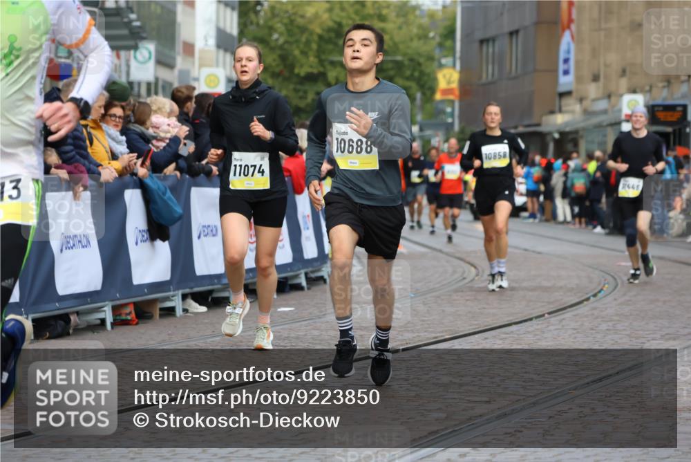 05.10.2025 - 20. swb-Marathon Bremen Strokosch-Dieckow http://msf.ph/oto/9223850 05.10.2025 10:46:03 Ziel 9500, 10090, 10688, 10858, 11074, 11446, 11513 meine-sportfotos.de