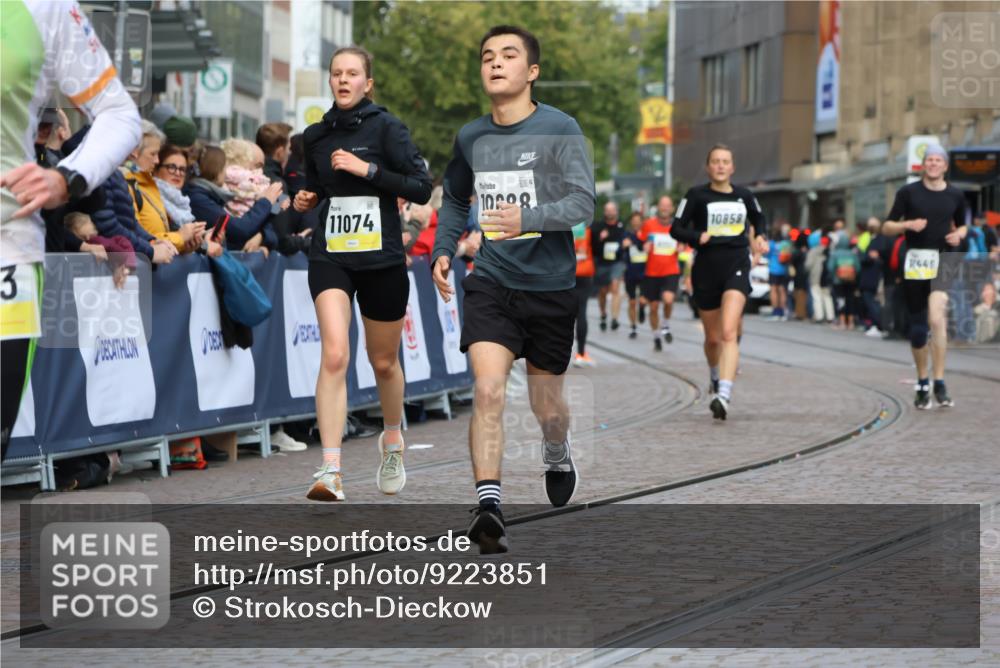 05.10.2025 - 20. swb-Marathon Bremen Strokosch-Dieckow http://msf.ph/oto/9223851 05.10.2025 10:46:03 Ziel 9500, 10090, 10688, 10858, 11074, 11446, 11513 meine-sportfotos.de