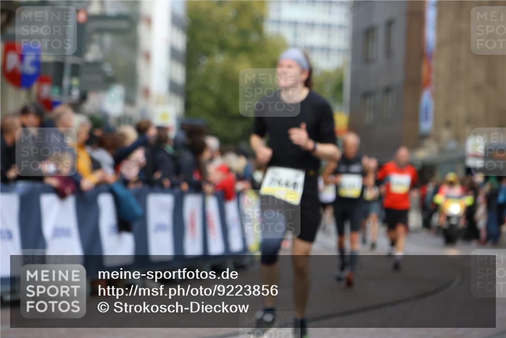 05.10.2025 - 20. swb-Marathon Bremen Strokosch-Dieckow http://msf.ph/oto/9223856 05.10.2025 10:46:09 Ziel 9351, 9362, 10858, 11446 meine-sportfotos.de