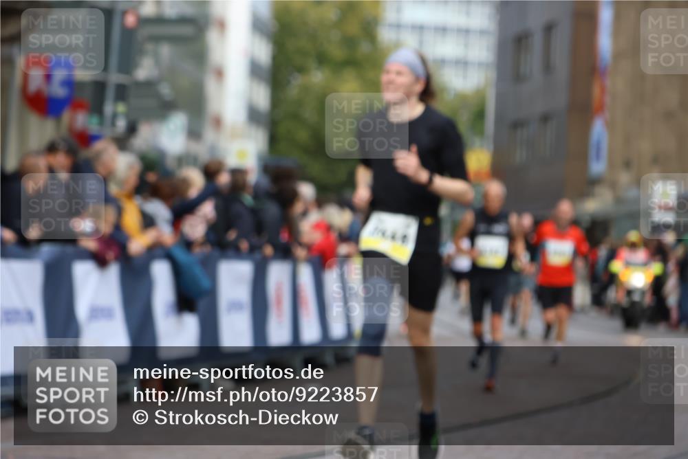 05.10.2025 - 20. swb-Marathon Bremen Strokosch-Dieckow http://msf.ph/oto/9223857 05.10.2025 10:46:09 Ziel 9351, 9362, 10858, 11446 meine-sportfotos.de