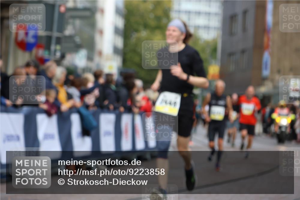 05.10.2025 - 20. swb-Marathon Bremen Strokosch-Dieckow http://msf.ph/oto/9223858 05.10.2025 10:46:09 Ziel 9351, 9362, 10858, 11446 meine-sportfotos.de