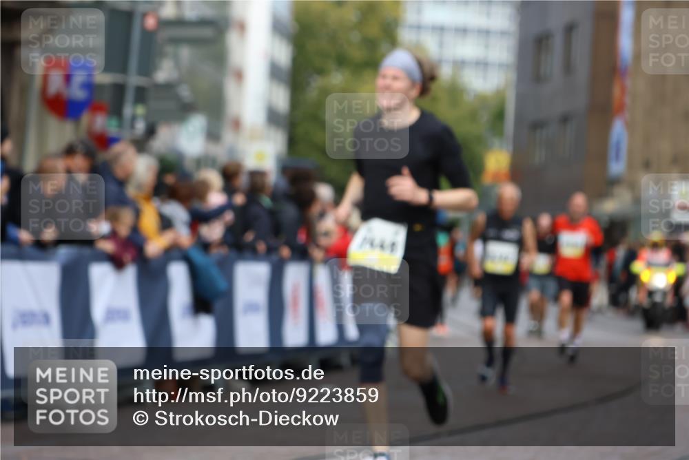 05.10.2025 - 20. swb-Marathon Bremen Strokosch-Dieckow http://msf.ph/oto/9223859 05.10.2025 10:46:10 Ziel 9351, 9362, 10858, 11446 meine-sportfotos.de