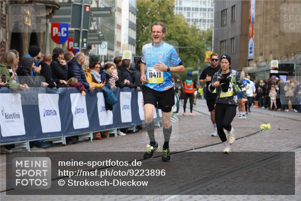 05.10.2025 - 20. swb-Marathon Bremen Strokosch-Dieckow http://msf.ph/oto/9223896 05.10.2025 10:46:41 Ziel 9366, 9961, 10268, 10277, 10411, 11268, 11327 meine-sportfotos.de