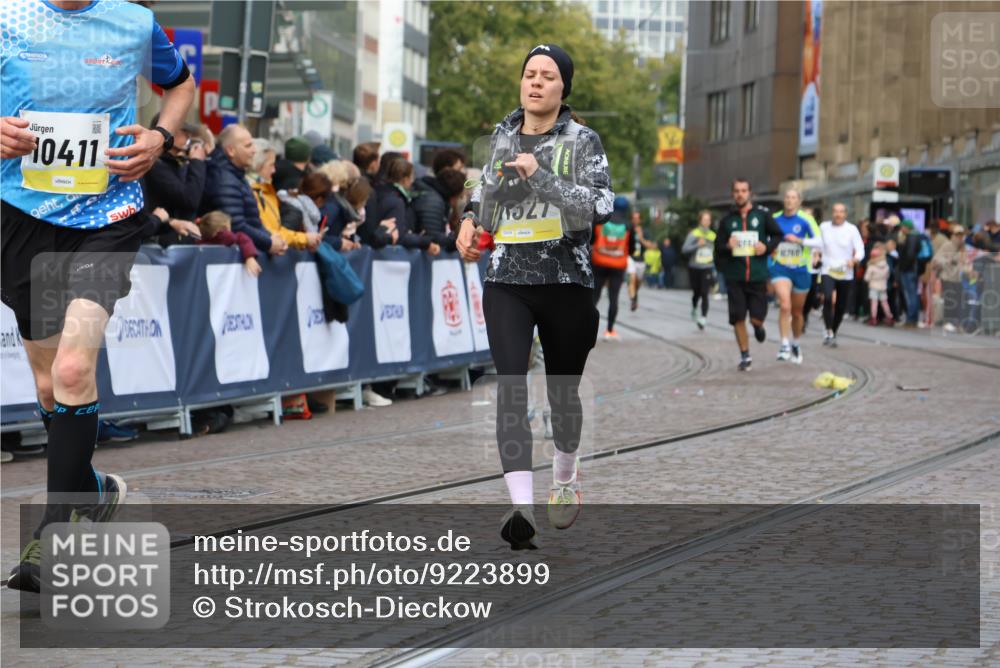05.10.2025 - 20. swb-Marathon Bremen Strokosch-Dieckow http://msf.ph/oto/9223899 05.10.2025 10:46:43 Ziel 9366, 9961, 10277, 10411, 11327 meine-sportfotos.de