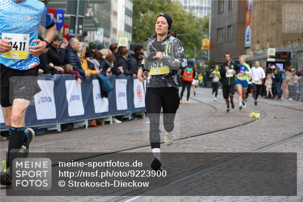 05.10.2025 - 20. swb-Marathon Bremen Strokosch-Dieckow http://msf.ph/oto/9223900 05.10.2025 10:46:43 Ziel 9366, 9961, 10277, 10411, 11327 meine-sportfotos.de