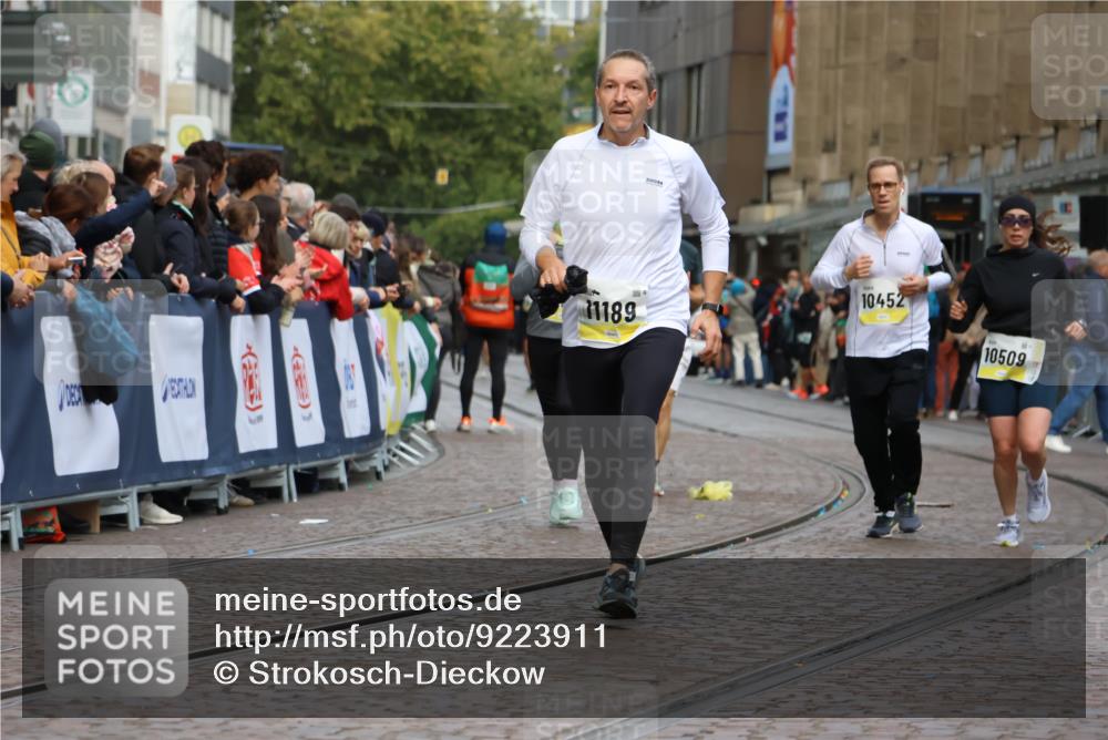 05.10.2025 - 20. swb-Marathon Bremen Strokosch-Dieckow http://msf.ph/oto/9223911 05.10.2025 10:46:53 Ziel 9413, 10452, 10509, 10661, 10750, 10789, 11189 meine-sportfotos.de