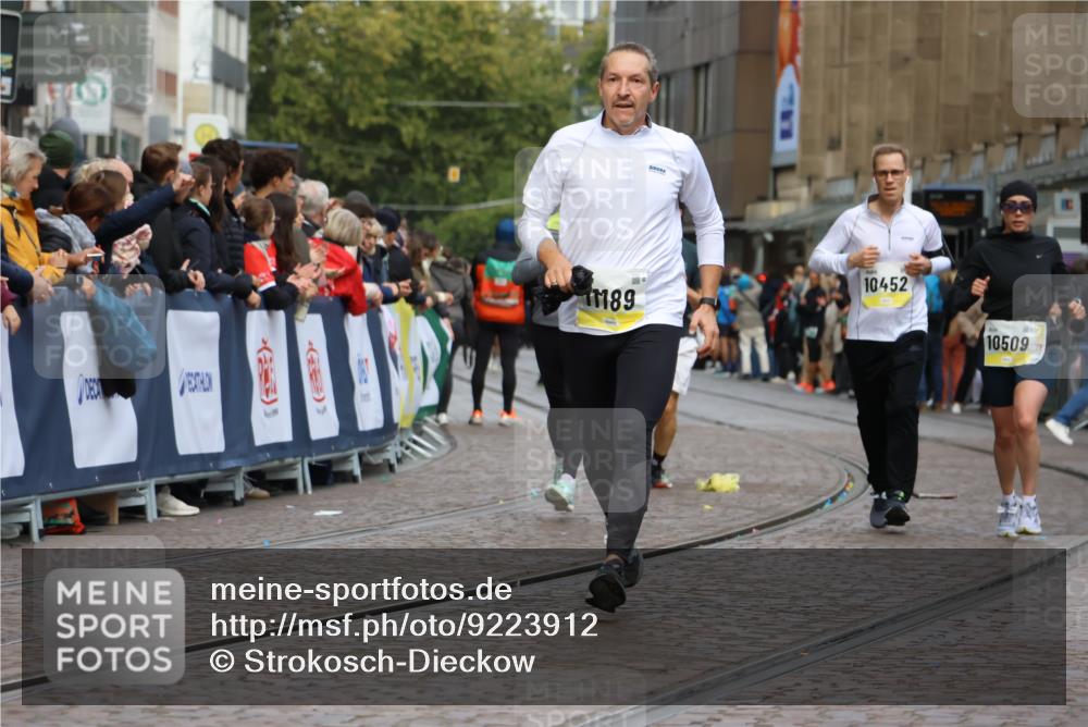 05.10.2025 - 20. swb-Marathon Bremen Strokosch-Dieckow http://msf.ph/oto/9223912 05.10.2025 10:46:53 Ziel 9413, 10452, 10509, 10661, 10750, 10789, 11189 meine-sportfotos.de