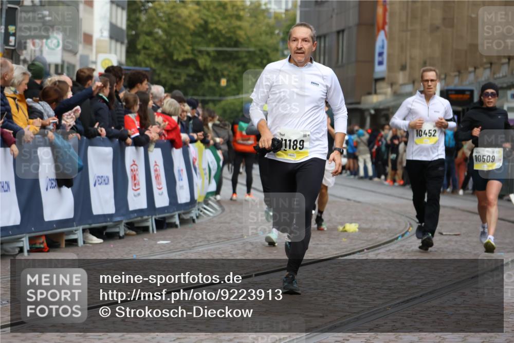05.10.2025 - 20. swb-Marathon Bremen Strokosch-Dieckow http://msf.ph/oto/9223913 05.10.2025 10:46:53 Ziel 9413, 10452, 10509, 10661, 10750, 10789, 11189 meine-sportfotos.de