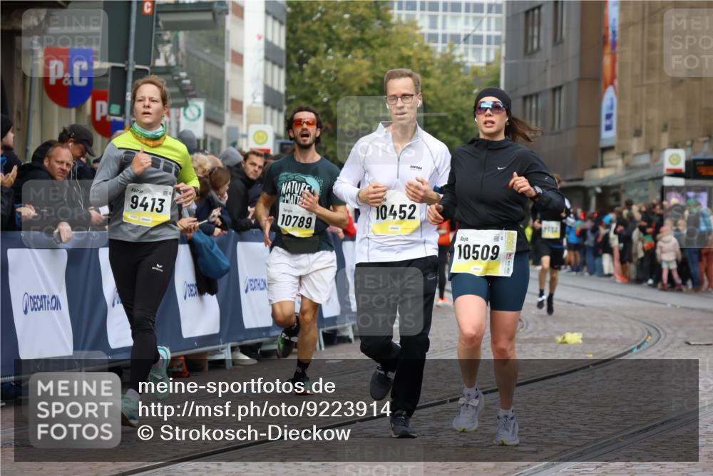 05.10.2025 - 20. swb-Marathon Bremen Strokosch-Dieckow http://msf.ph/oto/9223914 05.10.2025 10:46:57 Ziel 9413, 9562, 10452, 10509, 10750, 10789, 11189 meine-sportfotos.de