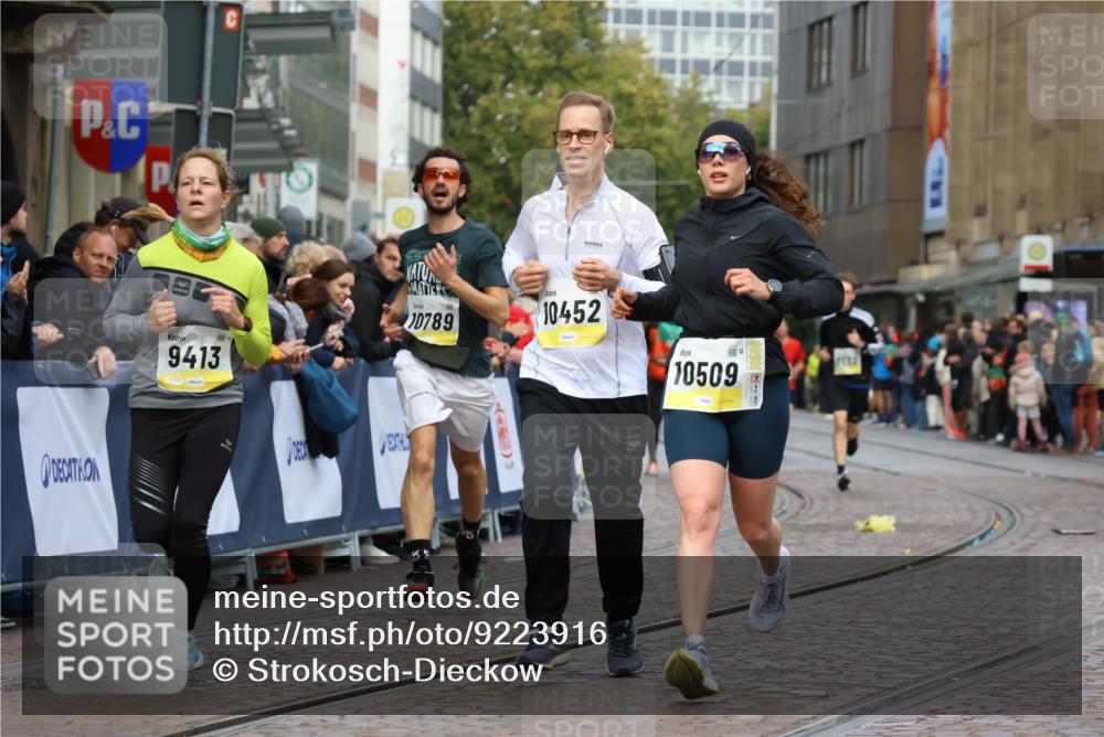 05.10.2025 - 20. swb-Marathon Bremen Strokosch-Dieckow http://msf.ph/oto/9223916 05.10.2025 10:46:57 Ziel 9413, 9562, 10452, 10509, 10750, 10789, 11189 meine-sportfotos.de