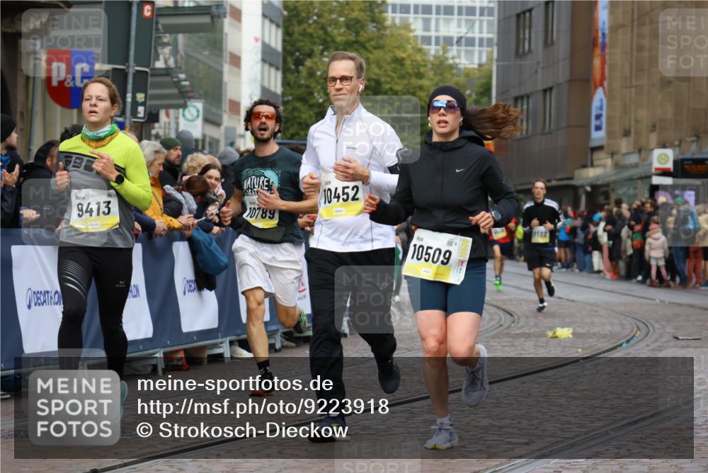 05.10.2025 - 20. swb-Marathon Bremen Strokosch-Dieckow http://msf.ph/oto/9223918 05.10.2025 10:46:57 Ziel 9413, 9562, 10452, 10509, 10750, 10789, 11189 meine-sportfotos.de