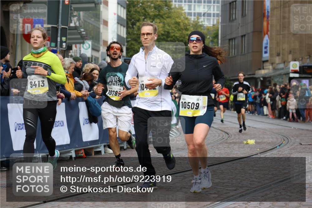 05.10.2025 - 20. swb-Marathon Bremen Strokosch-Dieckow http://msf.ph/oto/9223919 05.10.2025 10:46:57 Ziel 9413, 9562, 10452, 10509, 10750, 10789, 11189 meine-sportfotos.de