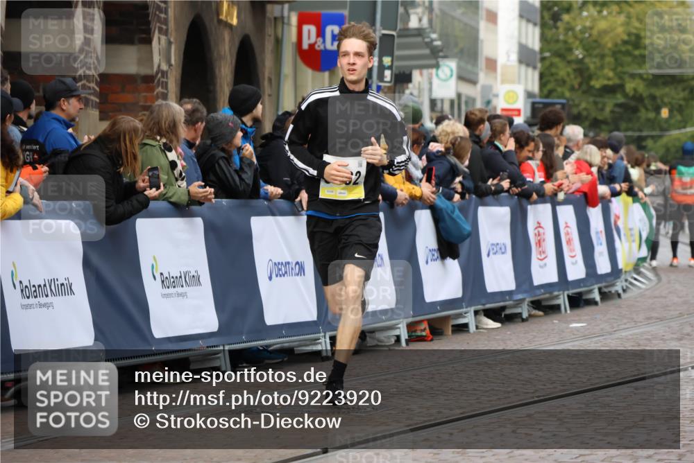 05.10.2025 - 20. swb-Marathon Bremen Strokosch-Dieckow http://msf.ph/oto/9223920 05.10.2025 10:47:04 Ziel 9546, 9562 meine-sportfotos.de