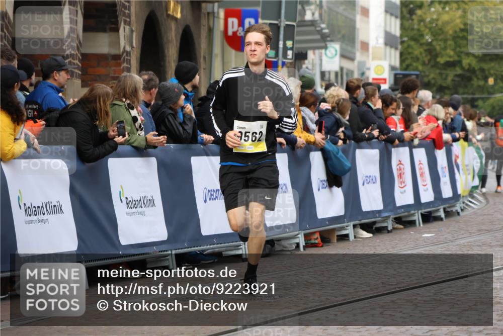 05.10.2025 - 20. swb-Marathon Bremen Strokosch-Dieckow http://msf.ph/oto/9223921 05.10.2025 10:47:04 Ziel 9546, 9562 meine-sportfotos.de