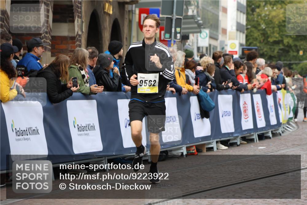 05.10.2025 - 20. swb-Marathon Bremen Strokosch-Dieckow http://msf.ph/oto/9223922 05.10.2025 10:47:05 Ziel 9546, 9562 meine-sportfotos.de