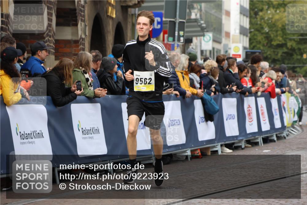 05.10.2025 - 20. swb-Marathon Bremen Strokosch-Dieckow http://msf.ph/oto/9223923 05.10.2025 10:47:05 Ziel 9546, 9562 meine-sportfotos.de