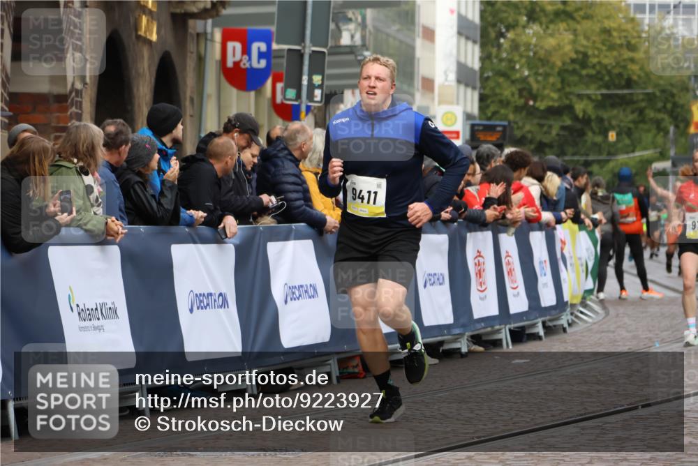05.10.2025 - 20. swb-Marathon Bremen Strokosch-Dieckow http://msf.ph/oto/9223927 05.10.2025 10:47:11 Ziel 9411, 9546, 9711 meine-sportfotos.de
