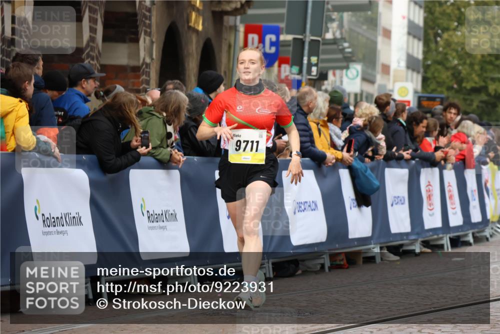 05.10.2025 - 20. swb-Marathon Bremen Strokosch-Dieckow http://msf.ph/oto/9223931 05.10.2025 10:47:15 Ziel 9411, 9670, 9711 meine-sportfotos.de