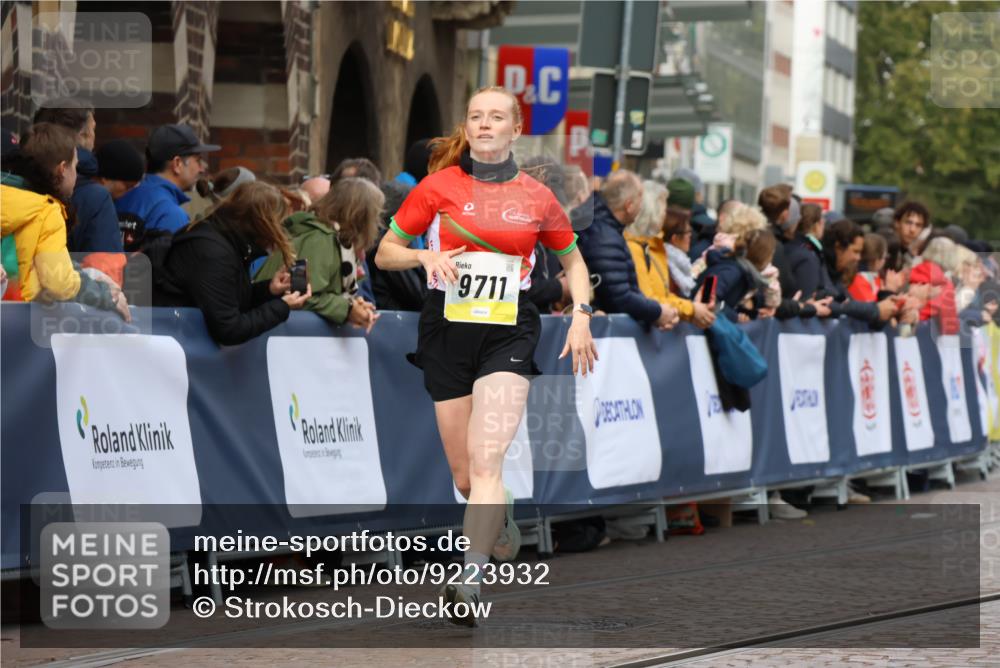 05.10.2025 - 20. swb-Marathon Bremen Strokosch-Dieckow http://msf.ph/oto/9223932 05.10.2025 10:47:15 Ziel 9411, 9670, 9711 meine-sportfotos.de