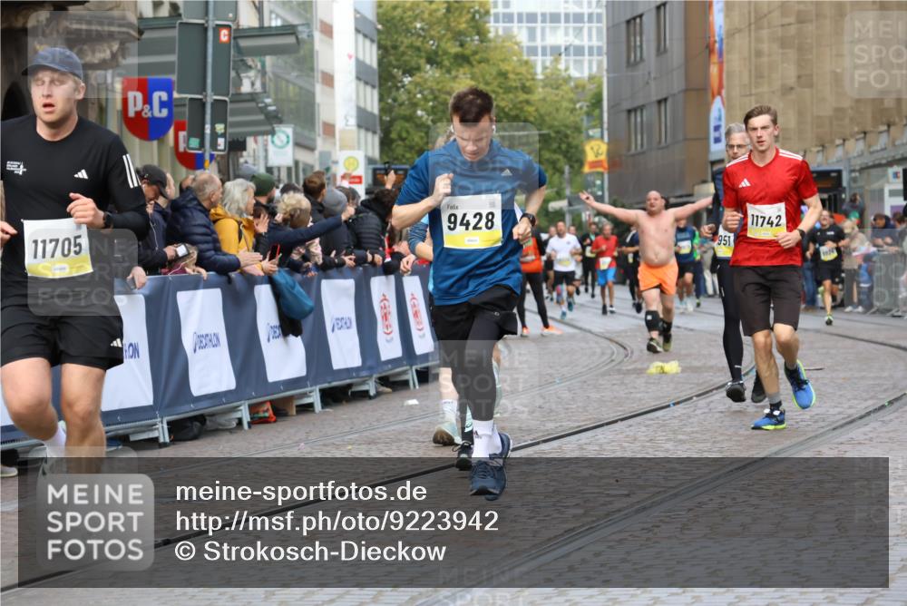05.10.2025 - 20. swb-Marathon Bremen Strokosch-Dieckow http://msf.ph/oto/9223942 05.10.2025 10:47:24 Ziel 9244, 9428, 9670, 10319, 10637, 10667, 10951, 11498, 11705, 11742 meine-sportfotos.de